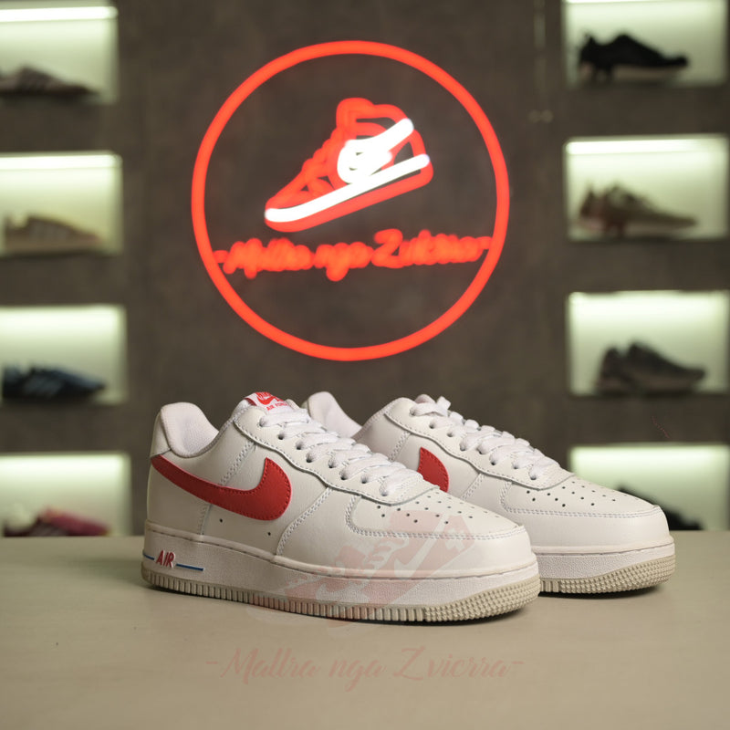 Nike Air Force 1 të ulëta bardhë e kuqe universitare