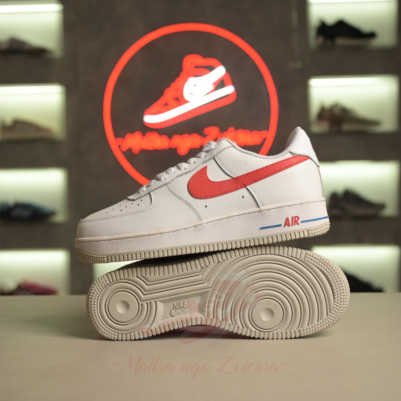 Nike Air Force 1 të ulëta bardhë e kuqe universitare