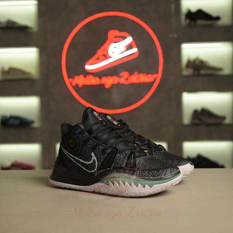 Nike Kyrie 7 "E zezë e bardhë"