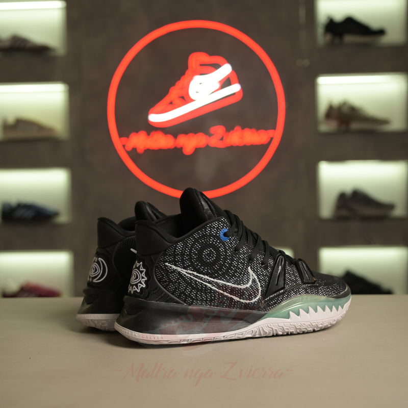 Nike Kyrie 7 "E zezë e bardhë"