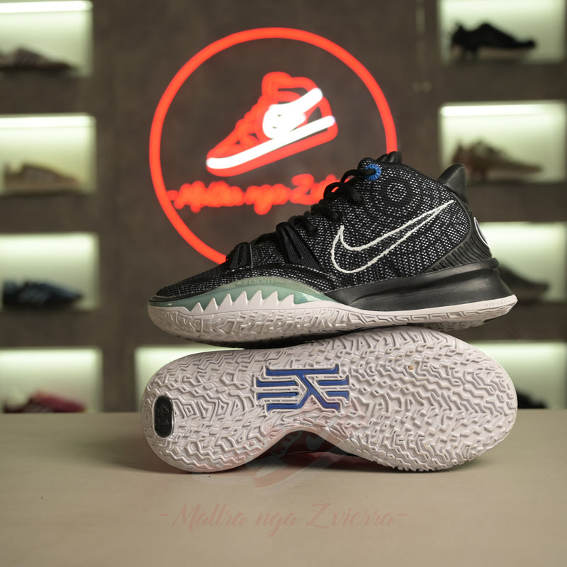 Nike Kyrie 7 "E zezë e bardhë"