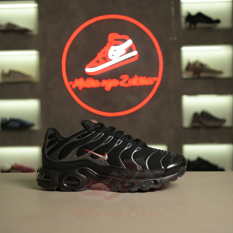 Nike Air Max Plus e Zezë Argjend Metalik e Kuqe Universiteti
