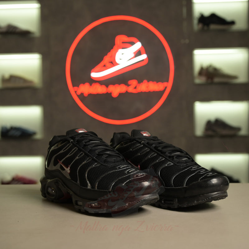 Nike Air Max Plus e Zezë Argjend Metalik e Kuqe Universiteti