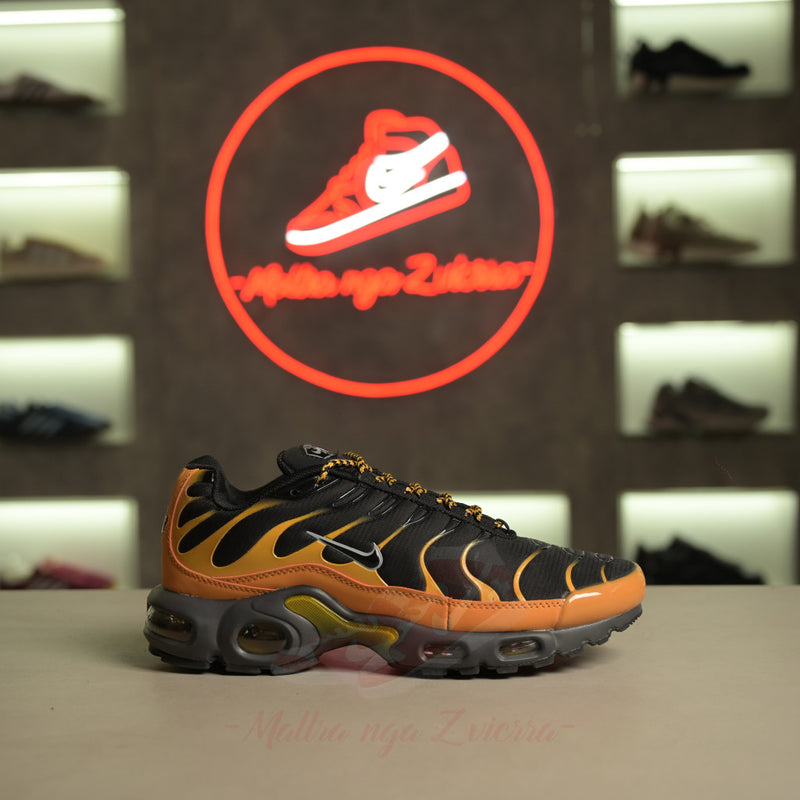 Nike Air Max Plus "E Kuqe Universitare e Zezë"