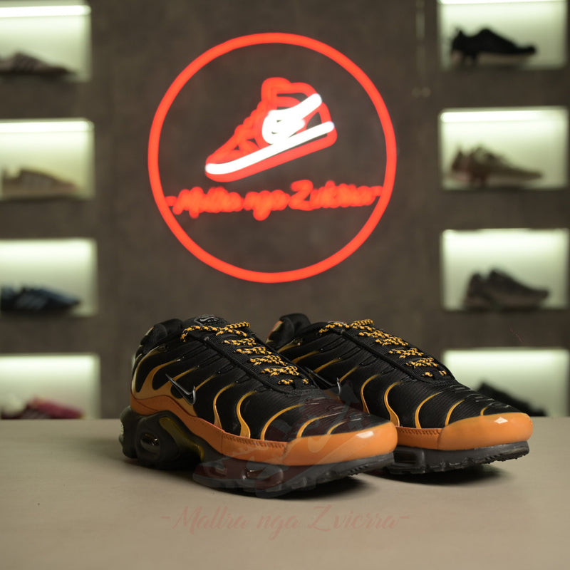 Nike Air Max Plus "E Kuqe Universitare e Zezë"