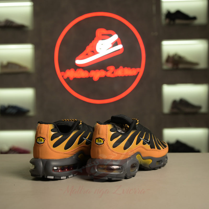 Nike Air Max Plus "E Kuqe Universitare e Zezë"
