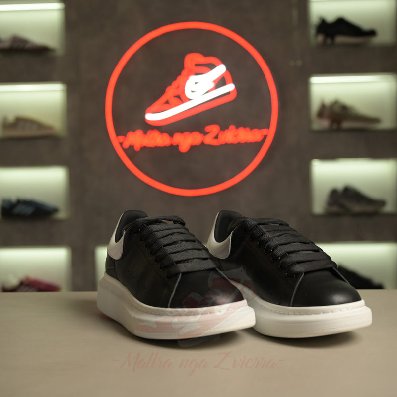 Atlete Alexander McQueen lëkurë e zezë me taban të bardhë