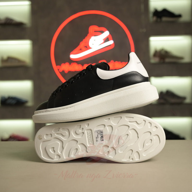 Atlete Alexander McQueen lëkurë e zezë me taban të bardhë
