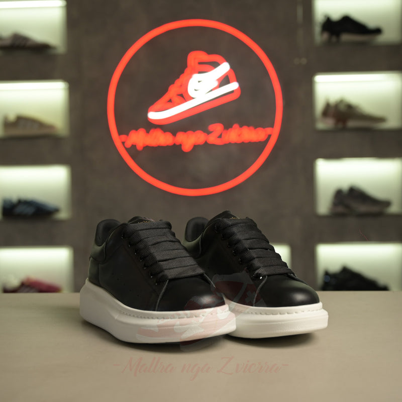 Këpucë Sportive Alexander McQueen Lëkurë e Zezë me Platformë të Bardhë
