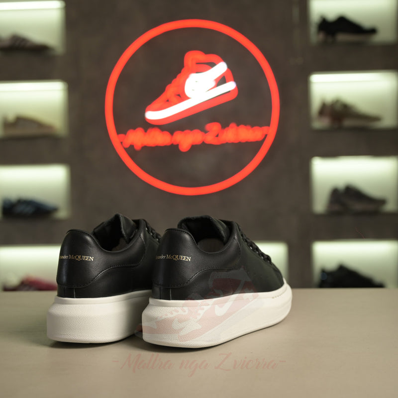 Këpucë Sportive Alexander McQueen Lëkurë e Zezë me Platformë të Bardhë