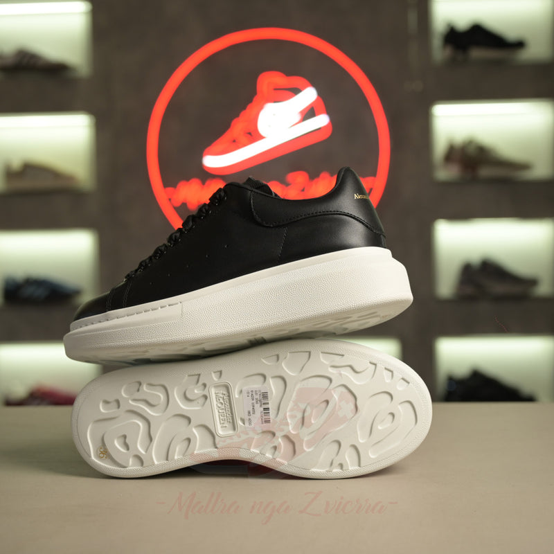 Këpucë Sportive Alexander McQueen Lëkurë e Zezë me Platformë të Bardhë