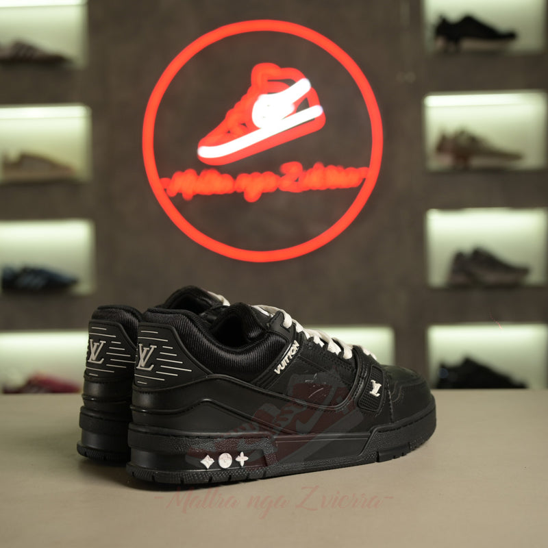Atlete Louis Vuitton tërësisht të zeza