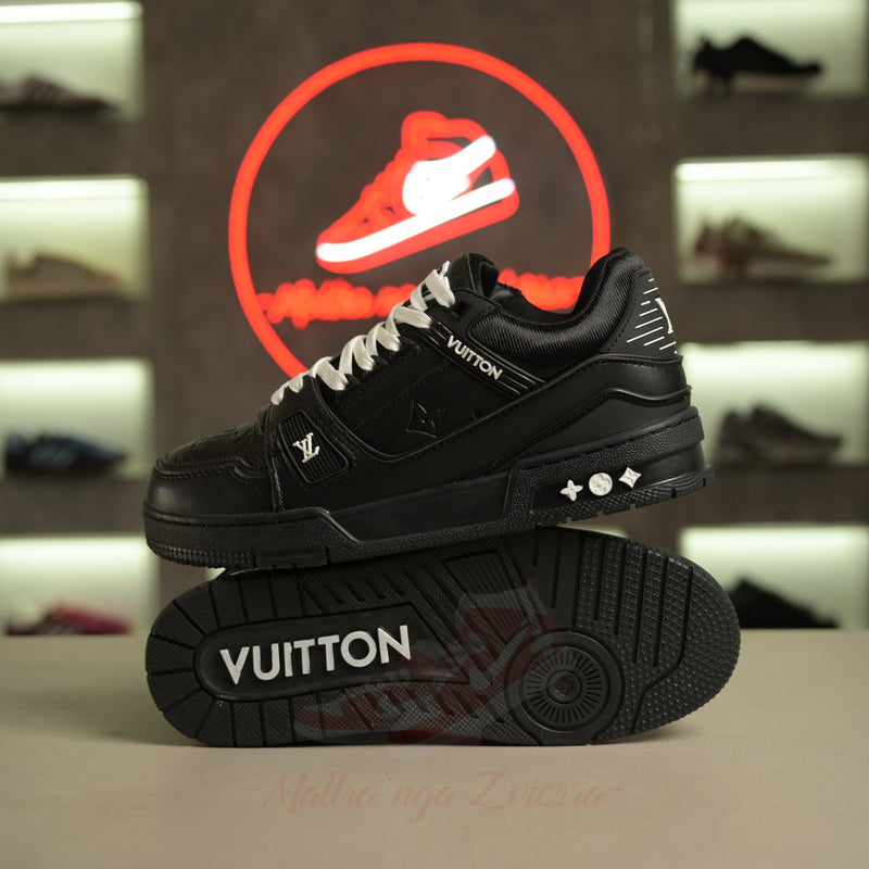 Atlete Louis Vuitton tërësisht të zeza